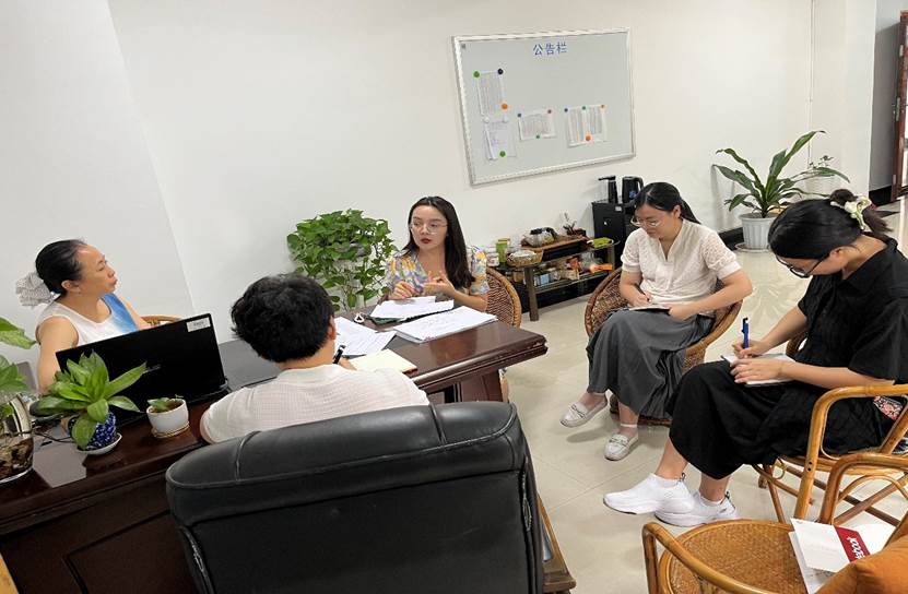 图片包含 室内, 人, 桌子, 活AI 生成的内容可能不正确。
