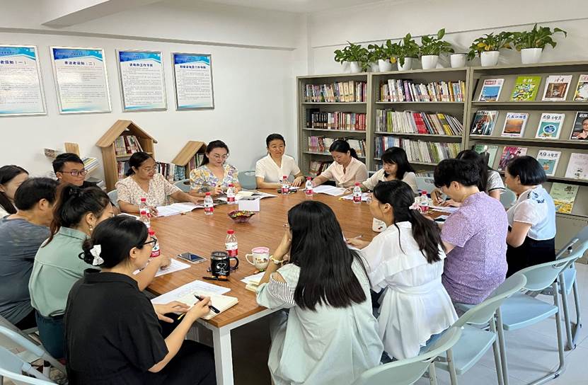 一群人围在桌子边AI 生成的内容可能不正确。