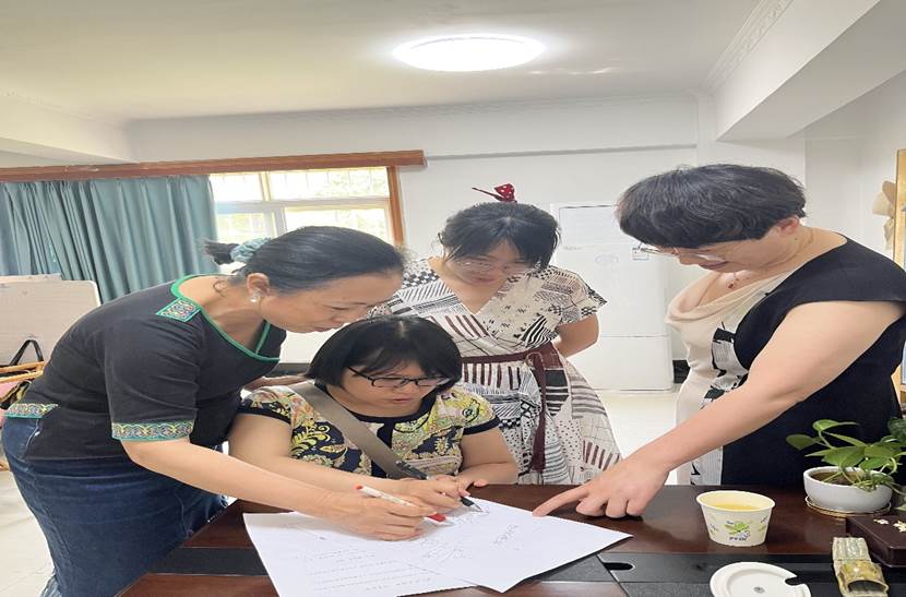 几个人在桌子前切蛋糕AI 生成的内容可能不正确。