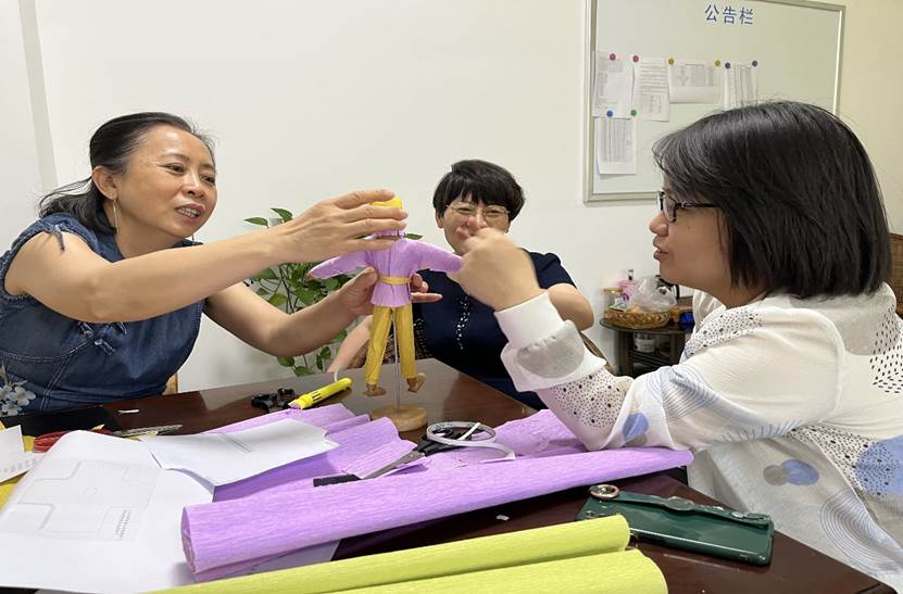 图片包含 桌子, 室内, 蛋糕, 男人AI 生成的内容可能不正确。