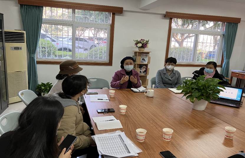 桌子上有许多人在房间里AI 生成的内容可能不正确。