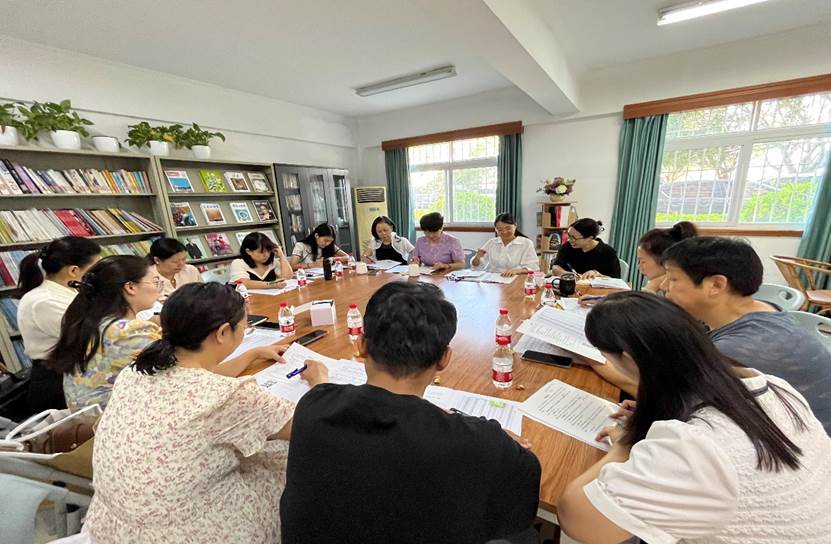 一群人在房间里交谈AI 生成的内容可能不正确。