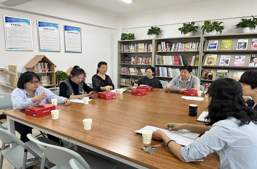 一群人坐在桌子前AI 生成的内容可能不正确。