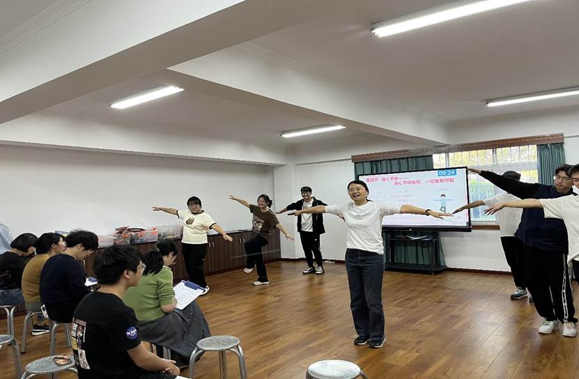 一群人站在房间里AI 生成的内容可能不正确。