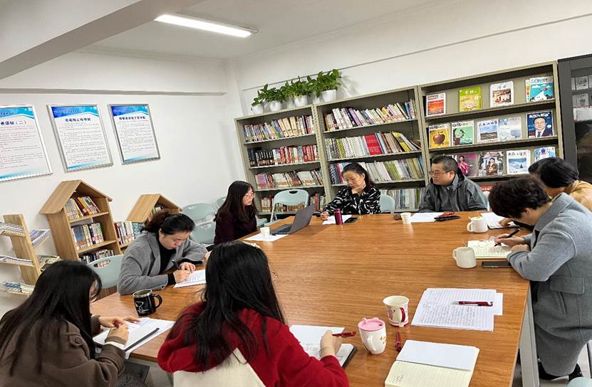 图书馆里的一群人AI 生成的内容可能不正确。